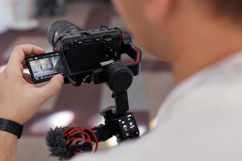 professional-videographer-s-camera-for-wedding-pho-2026-01-08-08-11-17-utc 1